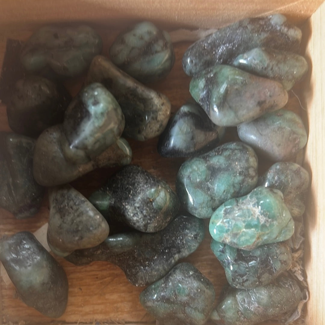 Emerald tumbled stone